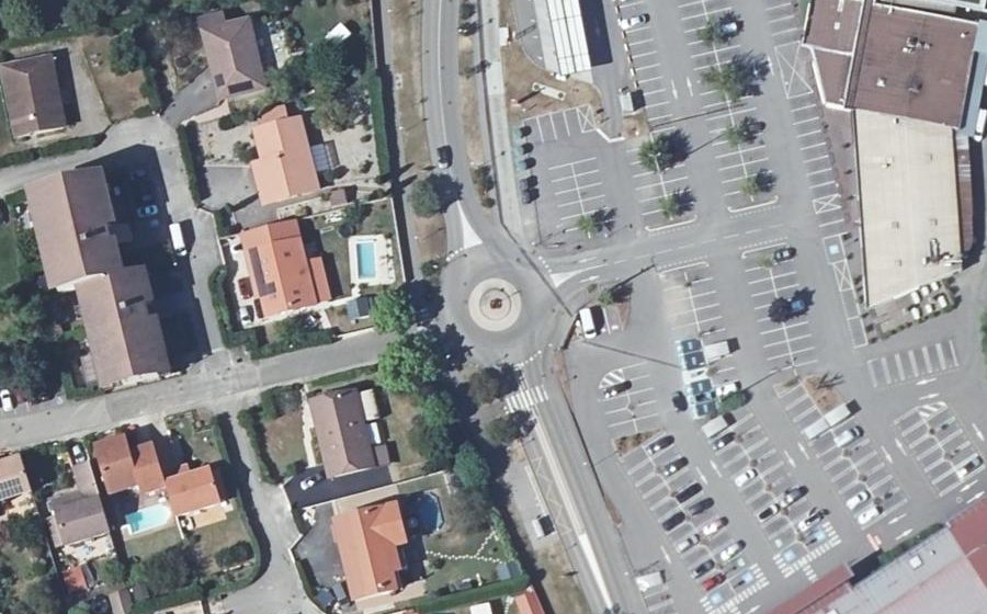 Vue aérienne du Rond-point anonyme n°305682695