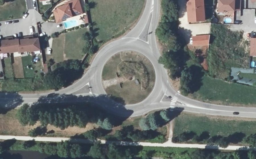 Vue aérienne du Rond-point anonyme n°305682696