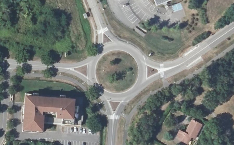 Vue aérienne du Rond-point anonyme n°305682698
