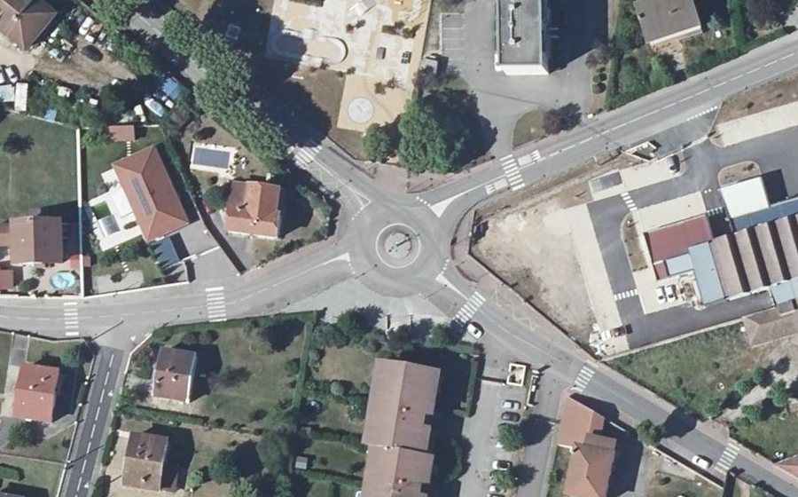Vue aérienne du Rond-point anonyme n°305682710