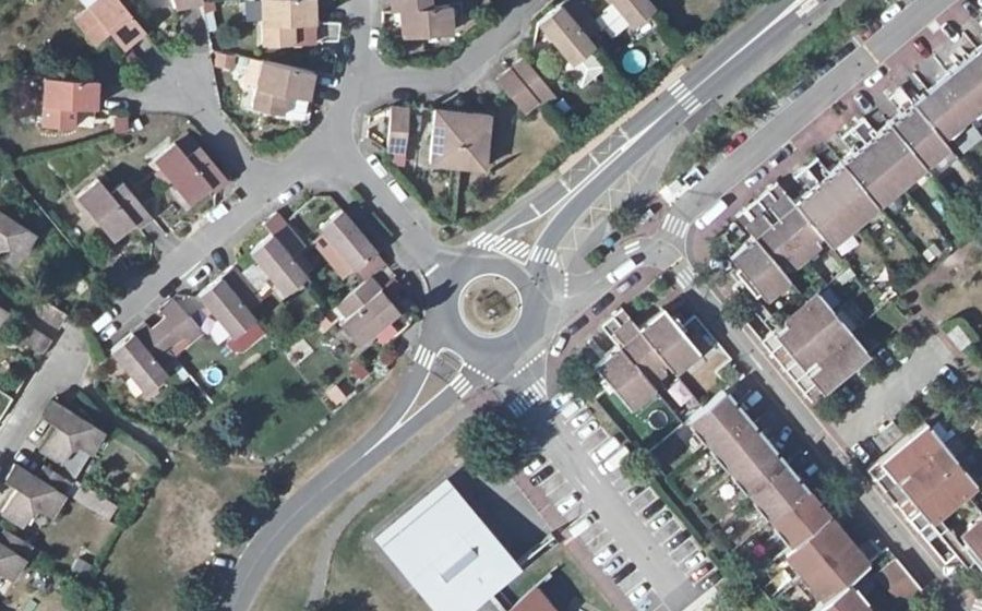 Vue aérienne du Rond-point anonyme n°305682713