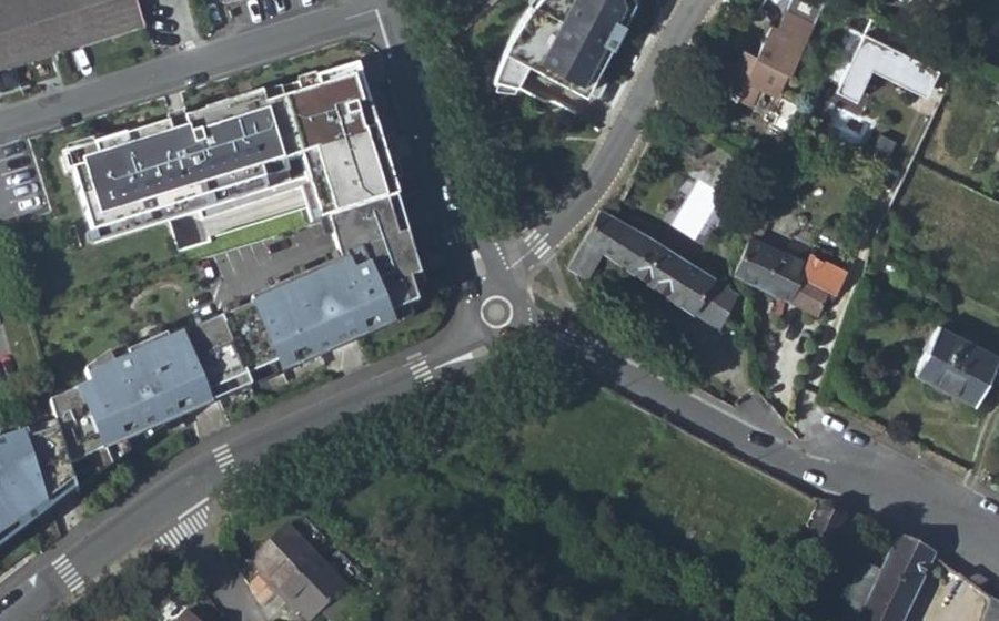 Vue aérienne du Rond-point anonyme n°30568622