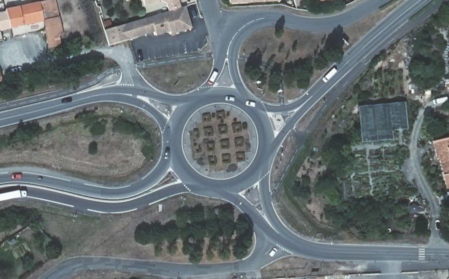 Vue aérienne du Rond-point anonyme n°305704082