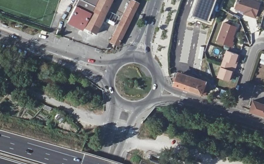 Vue aérienne du Rond-point anonyme n°305708370