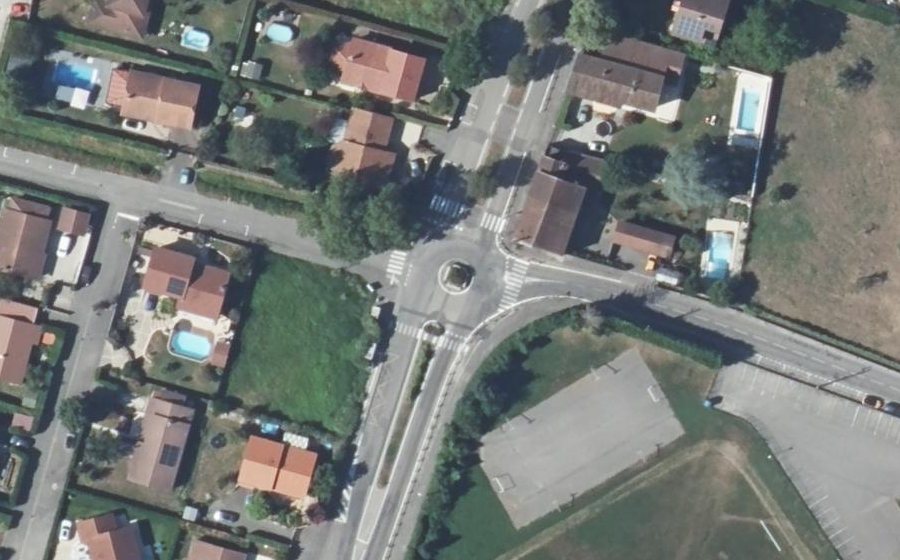 Vue aérienne du Rond-point anonyme n°305708375