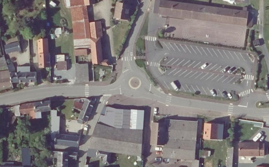 Vue aérienne du Rond-point anonyme n°305727671