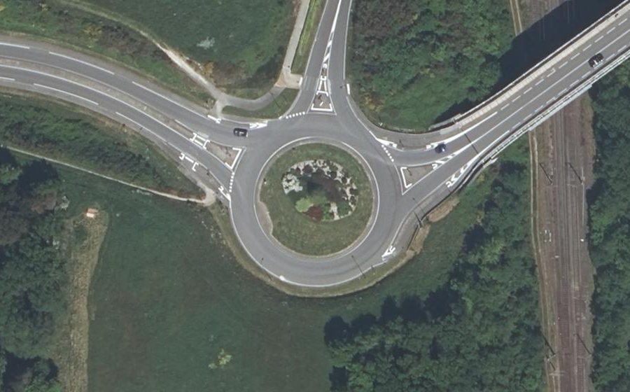 Vue aérienne du Rond-point anonyme n°305777881