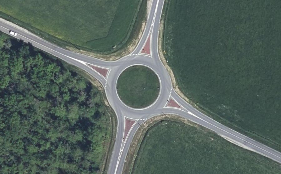 Vue aérienne du Rond-point anonyme n°305823459