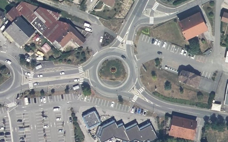 Vue aérienne du Rond-point anonyme n°30583921