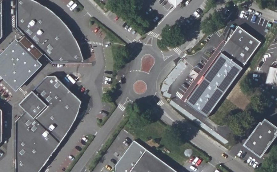 Vue aérienne du Rond-point anonyme n°305843232