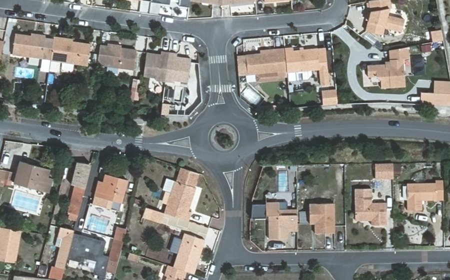 Vue aérienne du Rond-point anonyme n°305860993