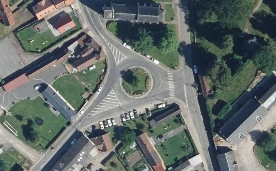 Vue aérienne du Rond-point anonyme n°305863513