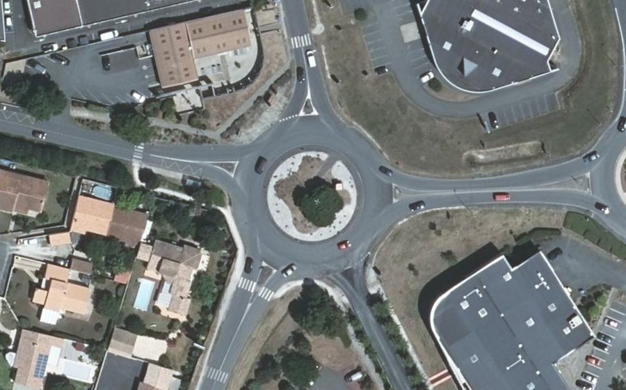Vue aérienne du Rond-point anonyme n°305863724