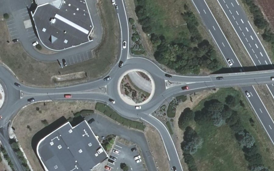 Vue aérienne du Rond-point anonyme n°305863727