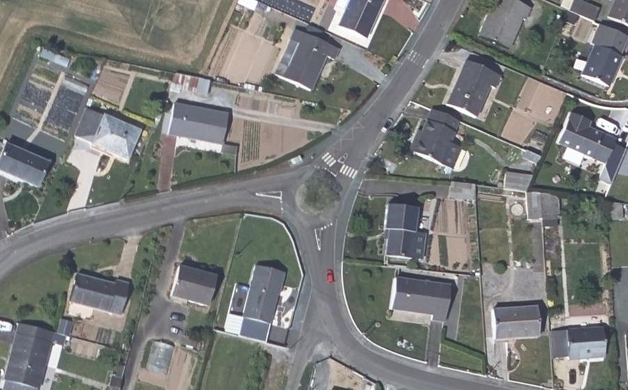 Vue aérienne du Rond-point anonyme n°305904073