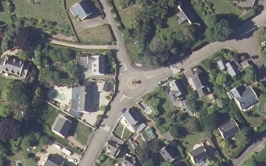 Vue aérienne du Rond-point anonyme n°305912288
