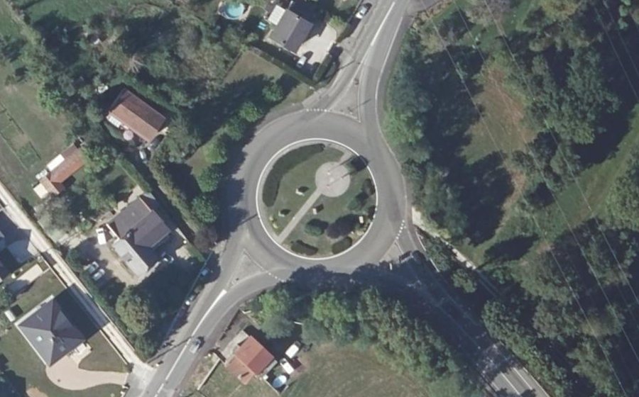Vue aérienne du Rond-point anonyme n°30596631