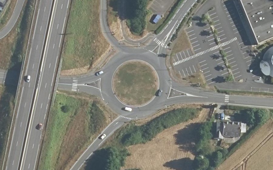 Vue aérienne du Rond-point anonyme n°30599773