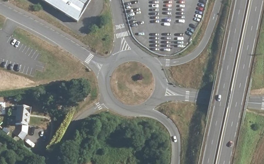 Vue aérienne du Rond-point anonyme n°30599796