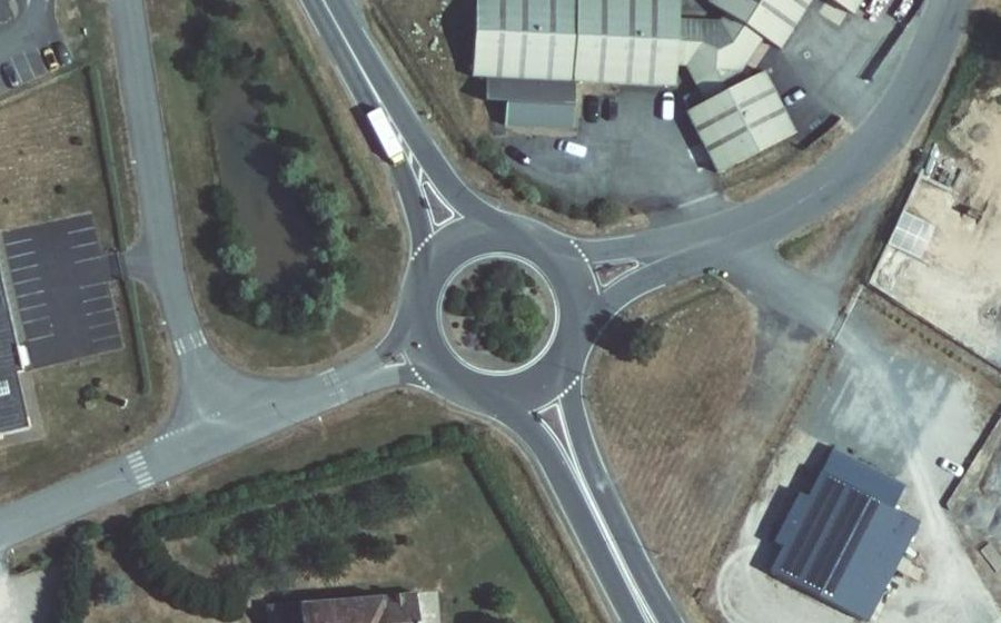Vue aérienne du Rond-point anonyme n°306013574