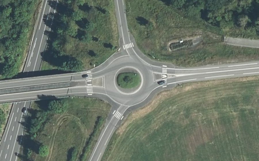 Vue aérienne du Rond-point anonyme n°306050393