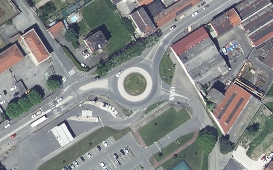 Vue aérienne du Rond-point anonyme n°30605896