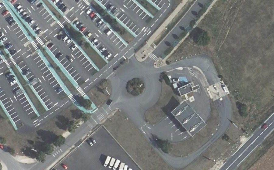 Vue aérienne du Rond-point anonyme n°30608232