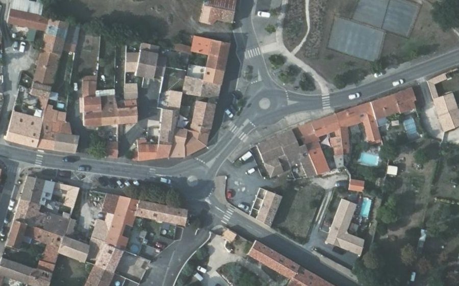 Vue aérienne du Rond-point anonyme n°306082546