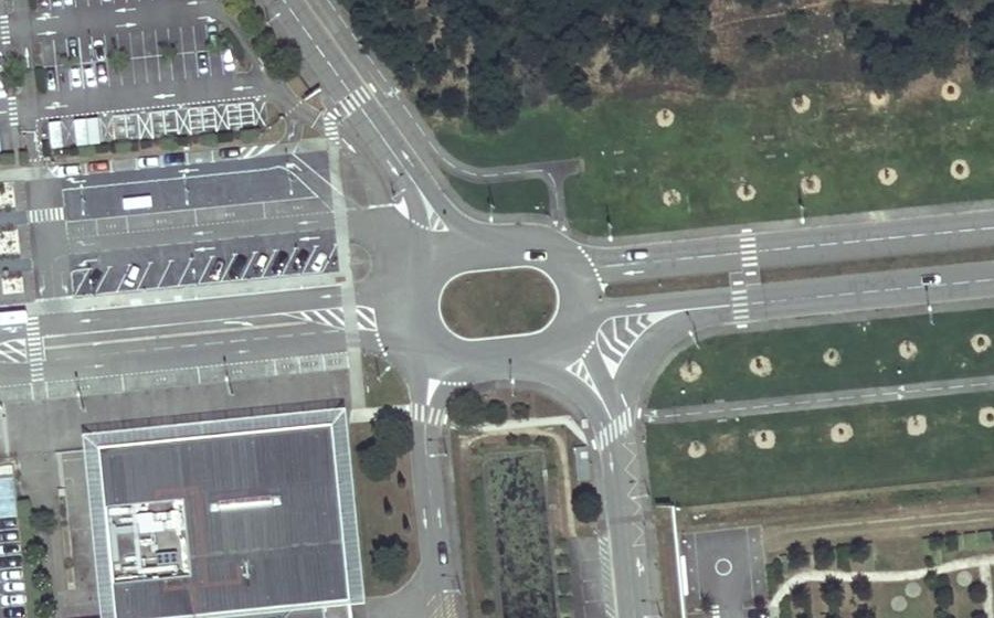 Vue aérienne du Rond-point anonyme n°30608286