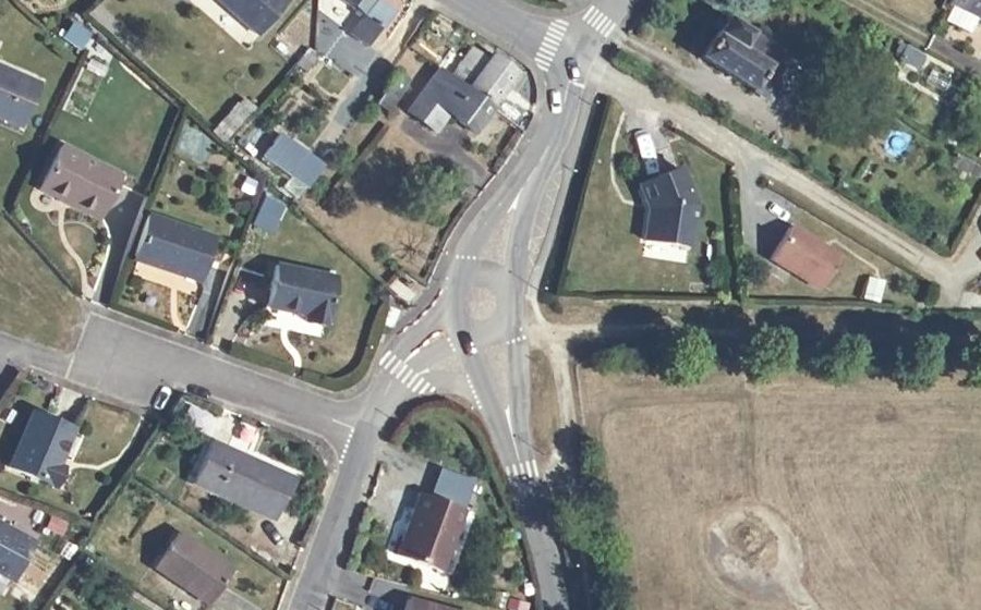 Vue aérienne du Rond-point anonyme n°306220464