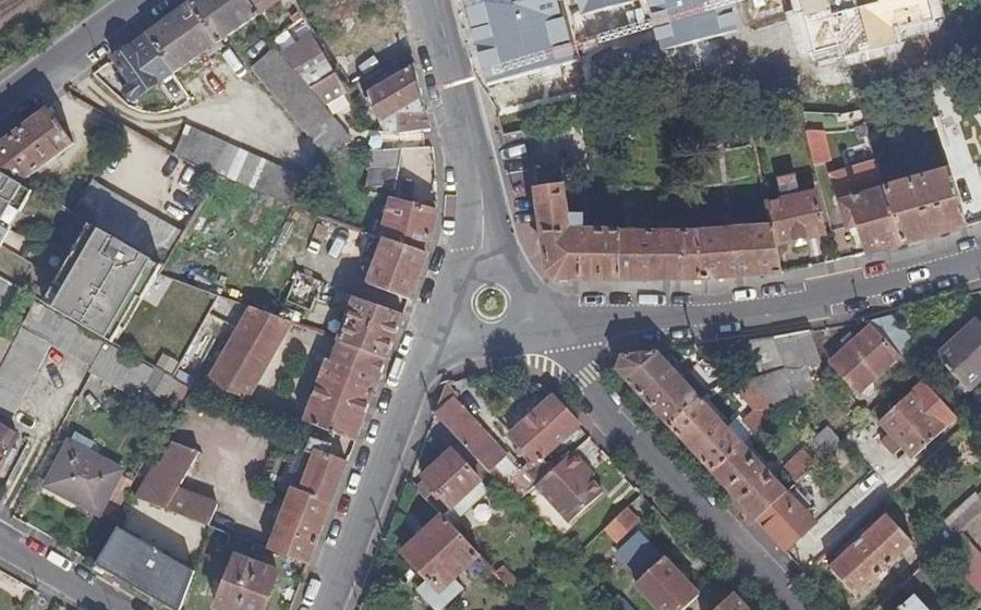 Vue aérienne du Rond-point anonyme n°306238150