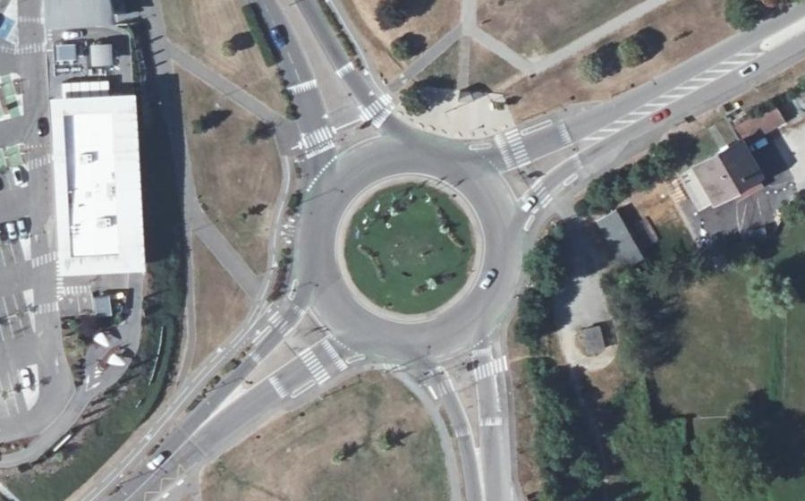 Vue aérienne du Rond-point anonyme n°306254508
