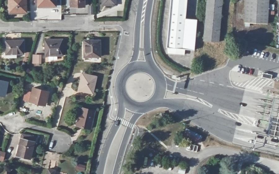Vue aérienne du Rond-point anonyme n°306254512