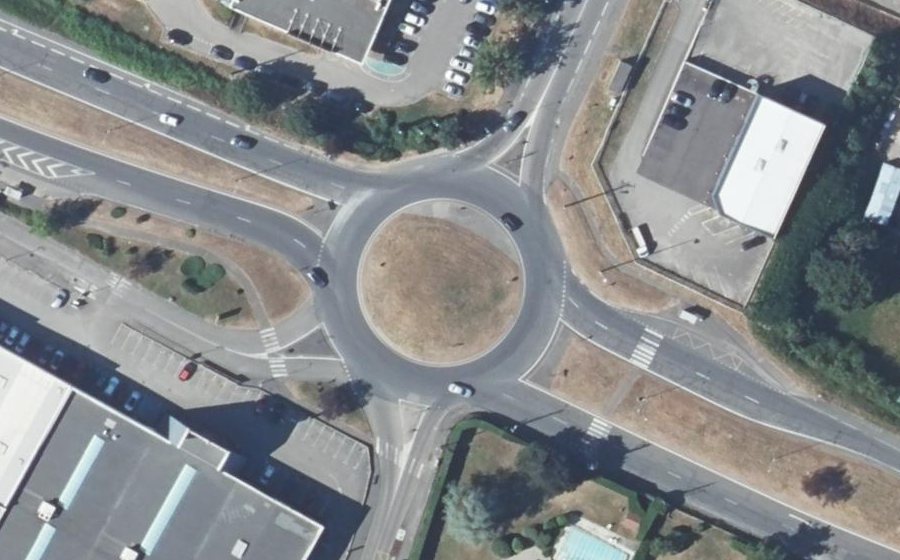 Vue aérienne du Rond-point anonyme n°306254516