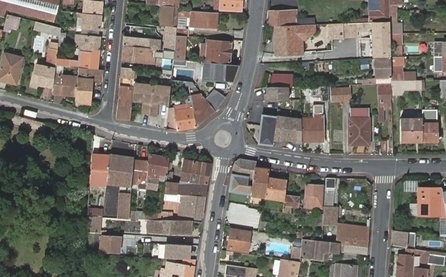 Vue aérienne du Rond-point anonyme n°306299433