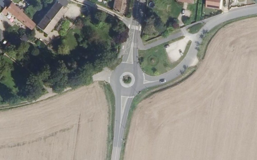 Vue aérienne du Rond-point anonyme n°30634285