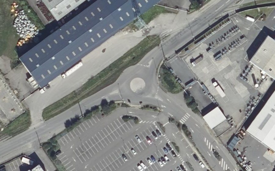 Vue aérienne du Rond-point anonyme n°306365083