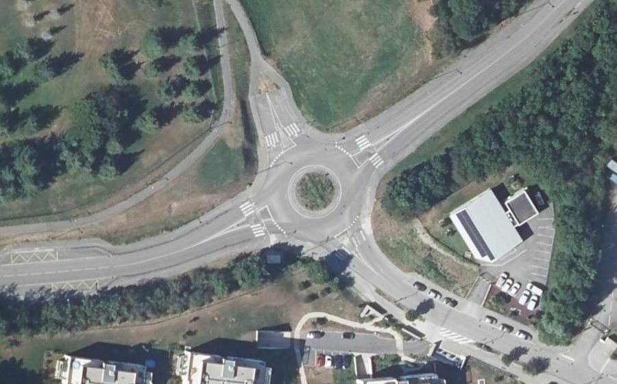 Vue aérienne du Rond-point anonyme n°306365783