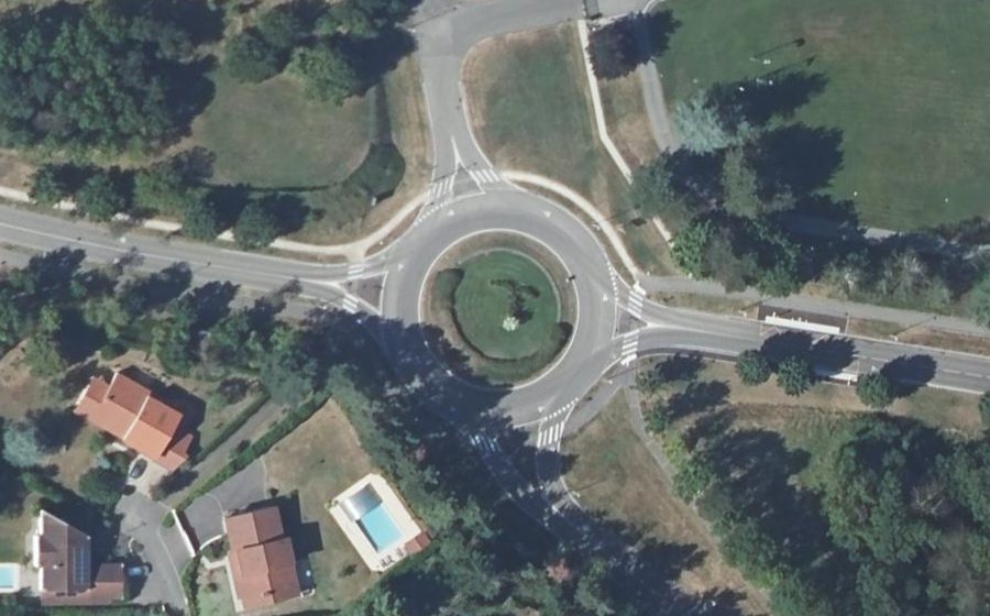 Vue aérienne du Rond-point anonyme n°306365786