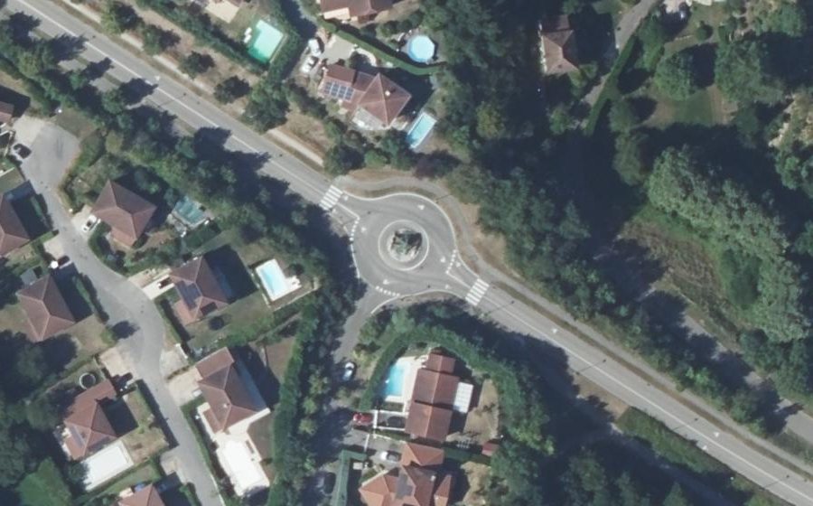 Vue aérienne du Rond-point anonyme n°306365787