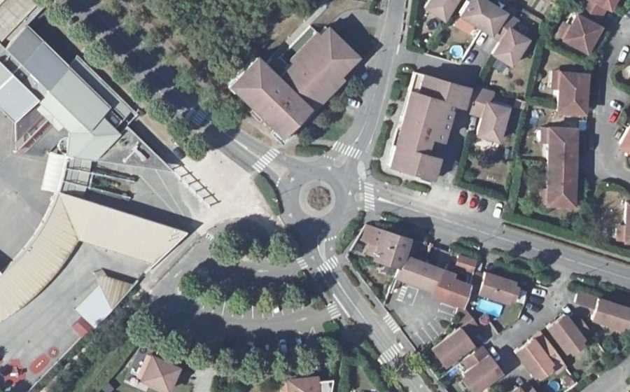 Vue aérienne du Rond-point anonyme n°306365789