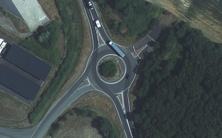 Vue aérienne du Rond-point anonyme n°306370976
