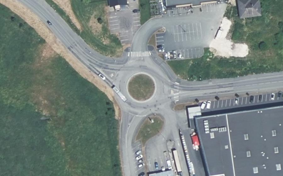 Vue aérienne du Rond-point anonyme n°30637152