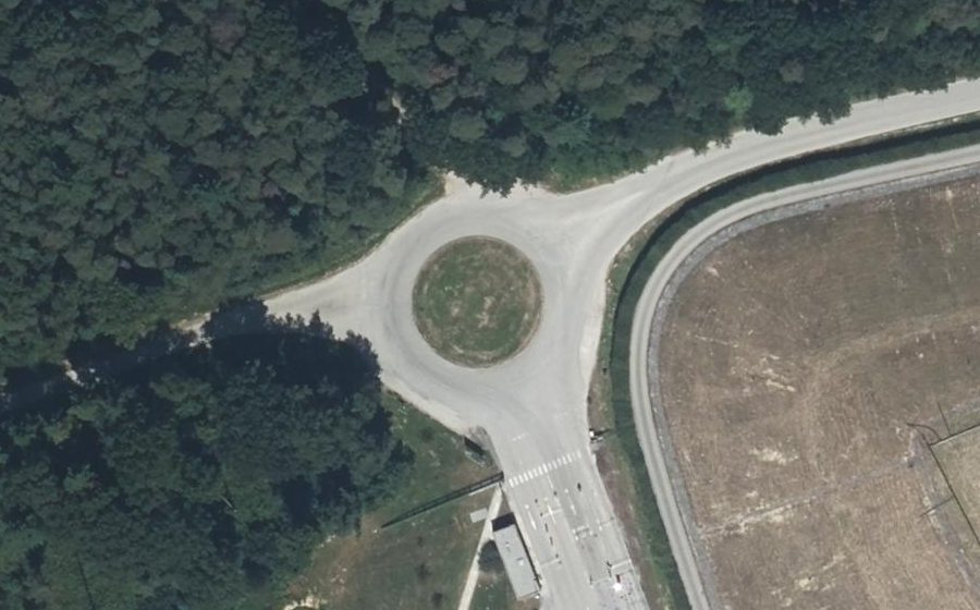 Vue aérienne du Rond-point anonyme n°306376502