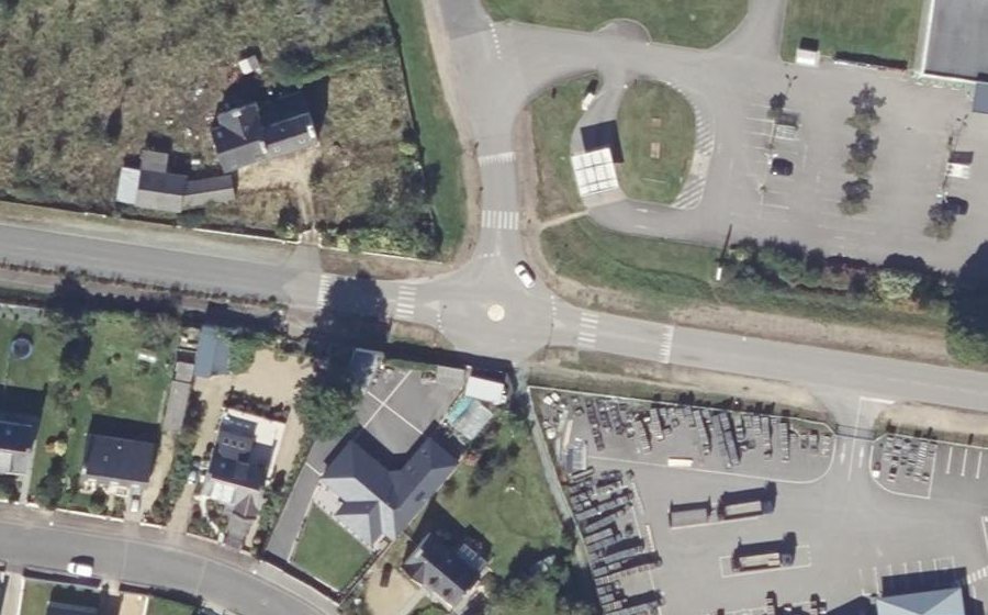Vue aérienne du Rond-point anonyme n°306381479