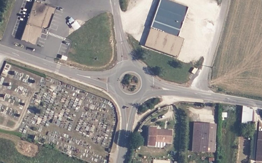 Vue aérienne du Rond-point anonyme n°306382245
