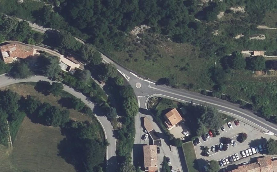 Vue aérienne du Rond-point anonyme n°306436123