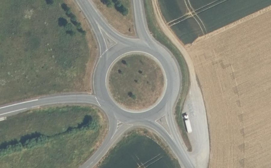 Vue aérienne du Rond-point anonyme n°30644012