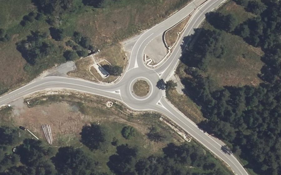 Vue aérienne du Rond-point anonyme n°306443379