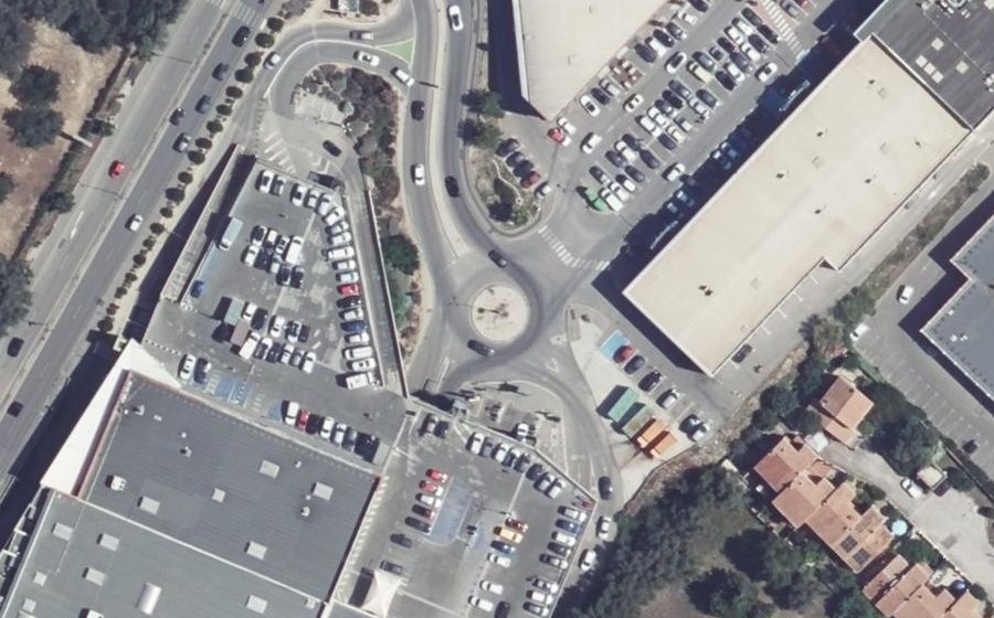 Vue aérienne du Rond-point anonyme n°30644616